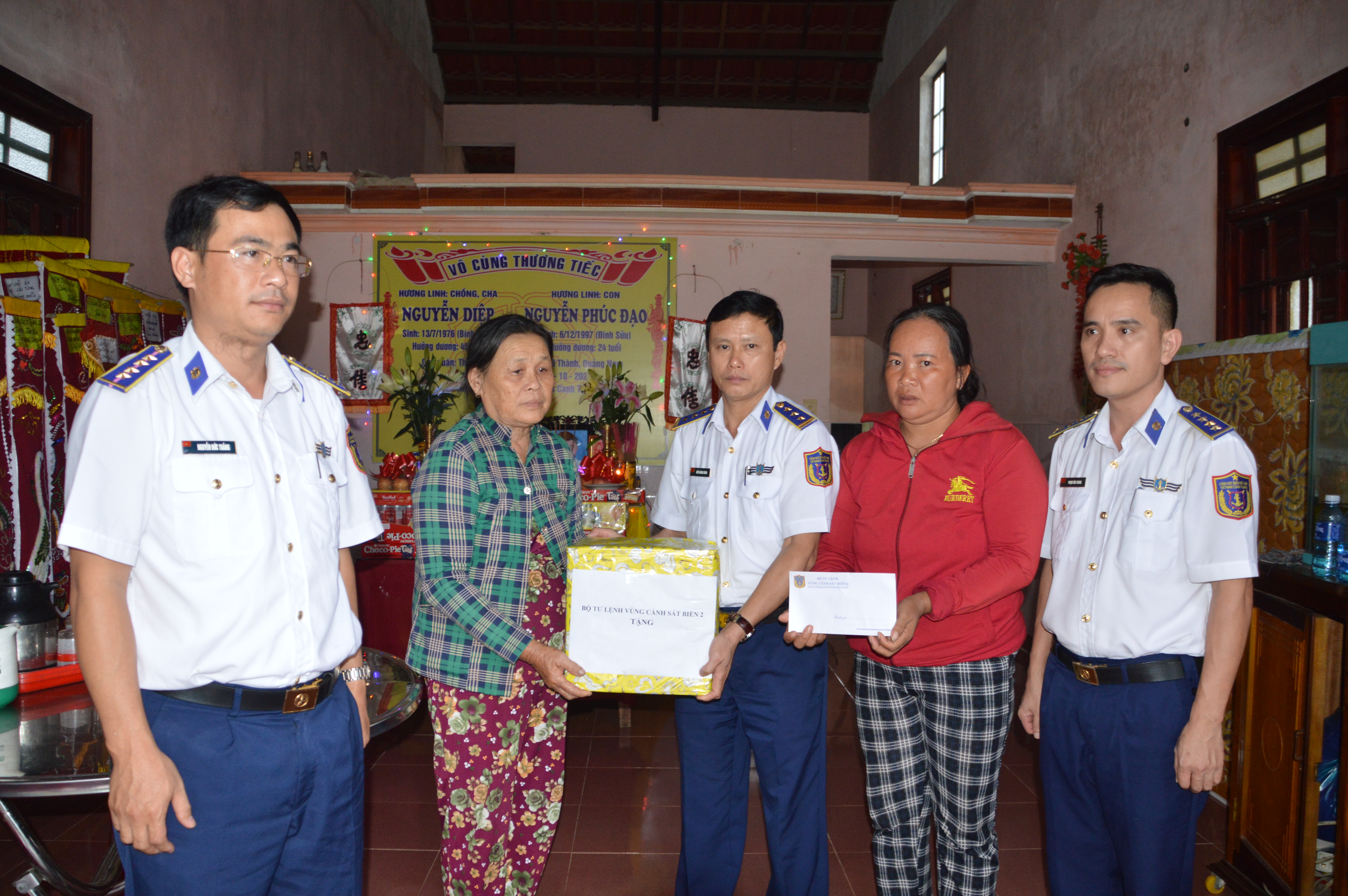 Thăm, tặng quà gia đình ngư dân Quảng Nam bị nạn do thiên tai